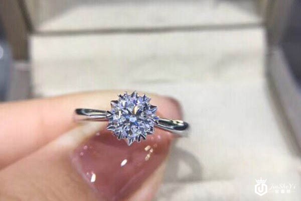 老凤祥18K金雪花1克拉钻戒正面展示图