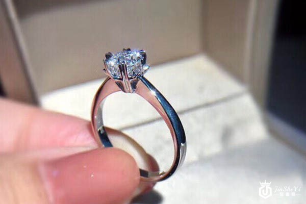 老凤祥18K金雪花1克拉钻戒侧面展示图