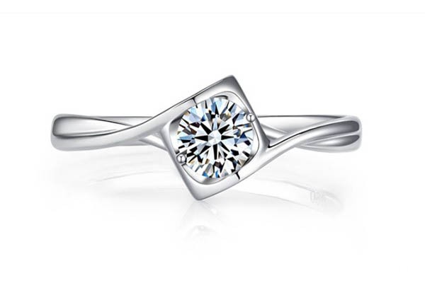 18K白天使之吻女士钻戒正面展示图