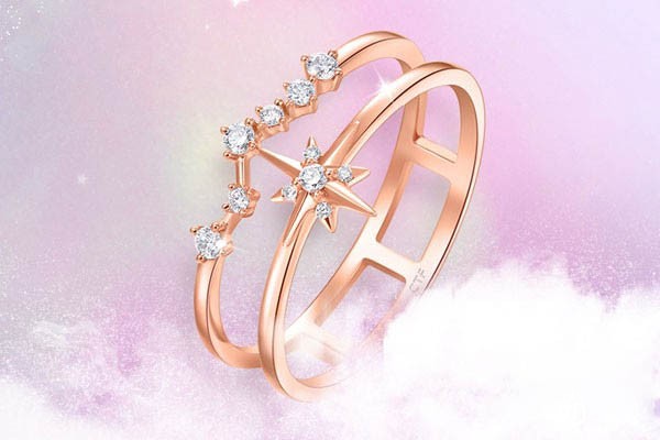 周大福漫漫星河18K金镶钻石双层戒指展示