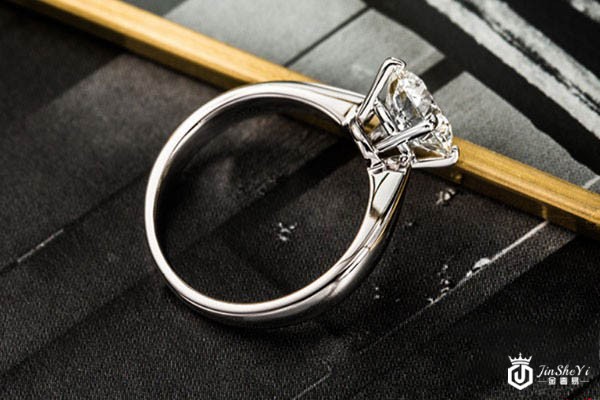 周生生一克拉白金钻戒内圈侧边外观展示 周生生一克拉白金钻戒内圈侧边外观展示