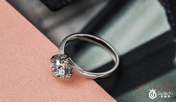 周大生70分白金经典四爪钻戒外观展示 周大生70分白金经典四爪钻戒外观展示