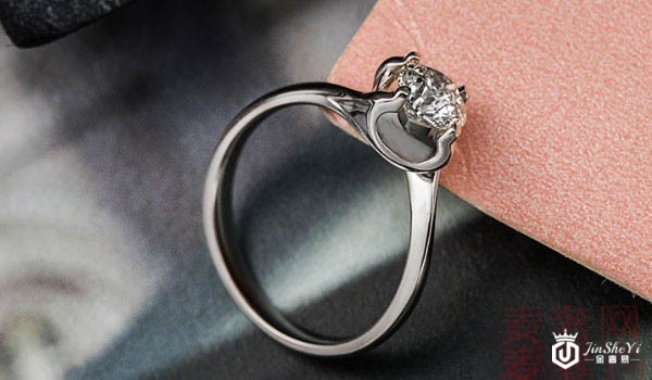 周大生70分白金经典四爪钻戒侧边外观展示 周大生70分白金经典四爪钻戒侧边外观展示