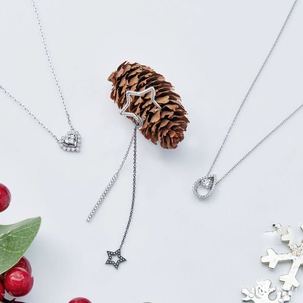 Lady Heart「纯」18K白金钻石项链 Ear Play「耳玩」 18K白金星形钻石耳环 18K白金钻石耳环配件 18K 黑金黑钻星形耳环配饰 Infini Love Diamond「Iconic系列」18K白金钻石项链 Lady Heart「纯」18K白金钻石项链 Ear Play「耳玩」 18K白金星形钻石耳环 18K白金钻石耳环配件 18K 黑金黑钻星形耳环配饰 Infini Love Diamond「Iconic系列」18K白金钻石项链