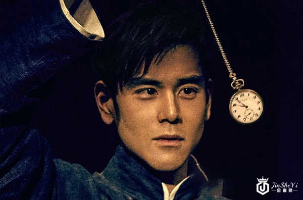 彭于晏代言还真敬业，《邪不压正》中的古董浪琴怀表
