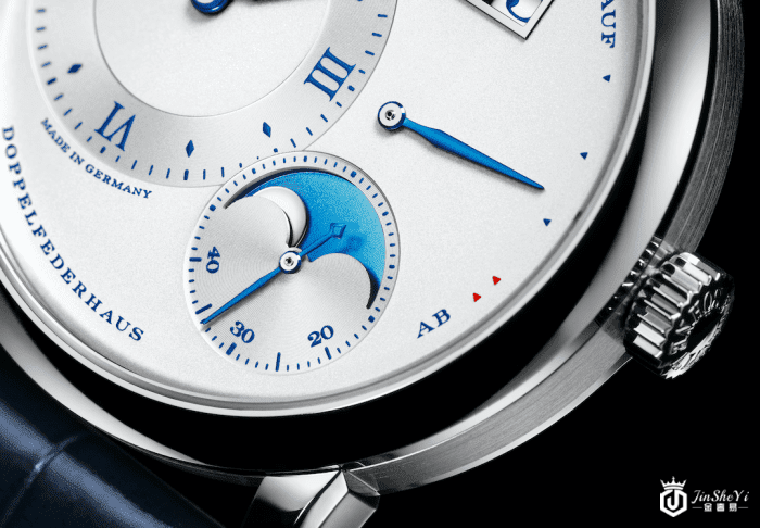 Lange 1 Moon Phase月亮在白天置于没有星星的亮蓝色天空中，入夜后则与饰有 383颗明星的深蓝色天空形成鲜明对比。月亮总是在现实背景运行，兼作日/夜显示。时间设定亦因而更加方便，因为这可确保日期在午夜切换，而非不慎于中午12 时切换