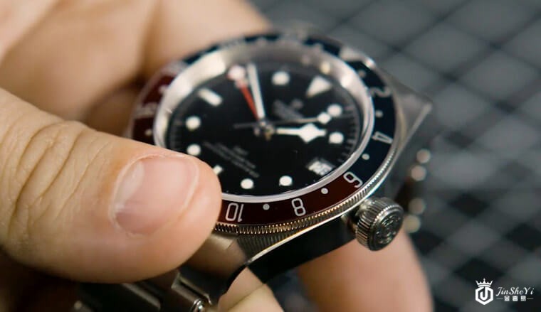 3步骤了解帝舵百事圈Black Bay GMT两地时间功能如何操作插图