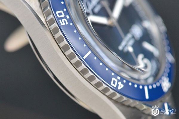 上图为二手格拉苏蒂大日历SeaQ手表的细节展示