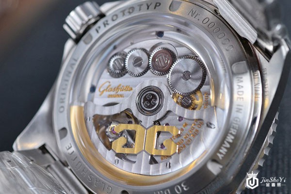 上图为二手格拉苏蒂大日历SeaQ手表的表背展示