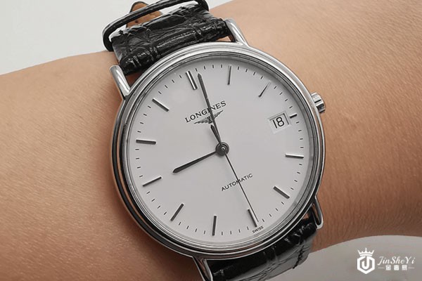 浪琴优雅瑰丽系列L4.821.4.18.2男士手表佩戴展示图