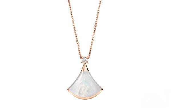 宝格丽18K玫瑰金镶嵌玛瑙扇子项链展示 宝格丽18K玫瑰金镶嵌玛瑙扇子项链展示