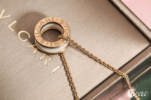 宝格丽弹簧B.ZERO1系列白陶瓷项链侧边外观展示 宝格丽弹簧B.ZERO1系列白陶瓷项链侧边外观展示