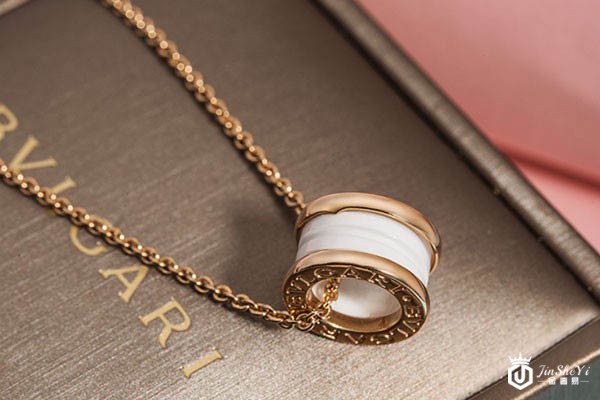 宝格丽弹簧B.ZERO1系列白陶瓷项链细节展示 宝格丽弹簧B.ZERO1系列白陶瓷项链细节展示