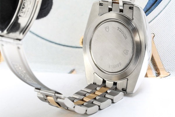 二手帝舵经典系列自动机械男士腕表背面