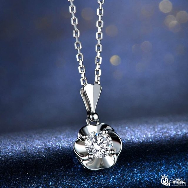 虽然铂金钻石项链性质稳定，但我们仍然需要避免铂金钻石项链接触其他化学物质，如香水、化妆品、发胶、漂白剂等。