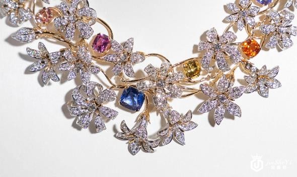 钻戒正规回收渠道怎么找，今天的彩色钻石市场正变得越来越流行。花式彩色钻石被许多人，因为他们的丰富和迷人的色彩自然的喜爱。在众多花哨的彩色钻石，还有另外一种吸引那些追求个性以其独特的魅力灰色钻石。 天然灰色钻石，像其他彩色钻石，也通过在形成过程中暴露的宝石，氦，氮或硼形成。灰色菱形有不同的色调和色彩，这给他们带来了独特的色彩。灰色钻石的颜色也被称为炭灰色，钢颜色，板岩，银灰和鸽子灰色。这些颜色几乎没有强度。颜色比较深的灰钻石看起来像石墨和铅的颜色。 目前，灰色钻石在印度、俄罗斯、巴西、南非和澳大利亚阿盖尔矿区均有发现，其产量占到所有彩钻产量的2%(多数是香槟钻石)。有趣的是，灰色钻石是半导体，而其它大多数钻石都是绝缘体。 钻戒正规回收渠道怎么找，现在市面上回收钻石的商家很多，店铺大小的都有，小编还是推荐大家找一些正规的平台。像金奢易网从事钻石回收多年，对于钻石回收更是有一套专业的交易流程，在店里回收也能让顾客更加放心。