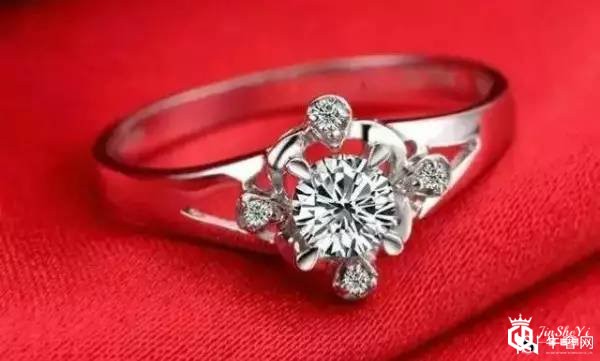 周大福钻戒以旧换新好还是回收好