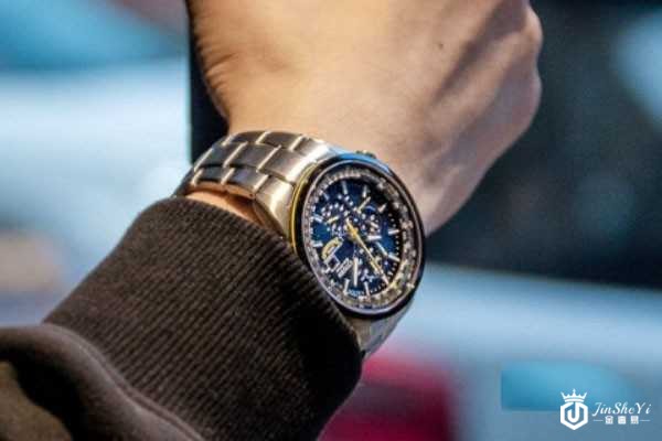 西铁城蓝天使AT8020-54L运动男士腕表佩戴展示图 西铁城蓝天使AT8020-54L运动男士腕表佩戴展示图