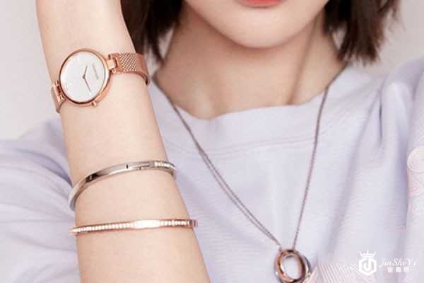 CK卡文克莱珍珠贝母小盘女士腕表佩戴展示图