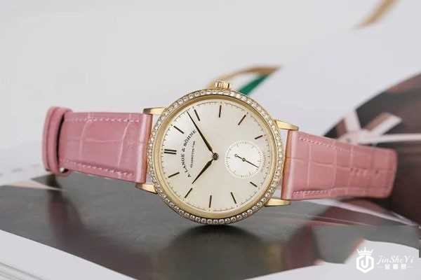 朗格SAXONIA系列18k黄金840.032手表正面图 朗格SAXONIA系列18k黄金840.032手表正面图