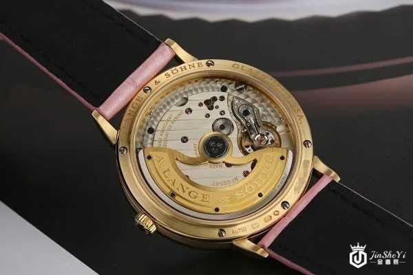 朗格SAXONIA系列18k黄金840.032手表背面图 朗格SAXONIA系列18k黄金840.032手表背面图
