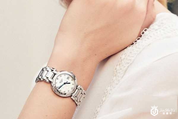 浪琴心月系列机械钢带女表L81114876佩戴展示图 浪琴心月系列机械钢带女表L81114876佩戴展示图