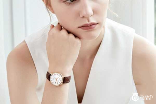 罗西尼经典罗马字符日历女机械表佩戴图