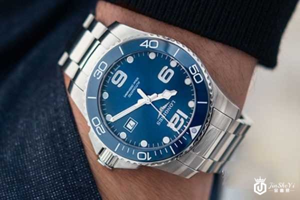  浪琴康卡斯潜水系列机械钢带男表L37424966佩戴图