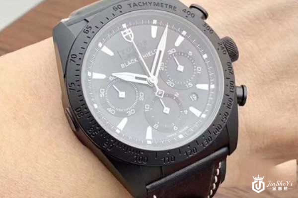  帝舵FASTRIDER系列自动机械陶瓷手表佩戴图