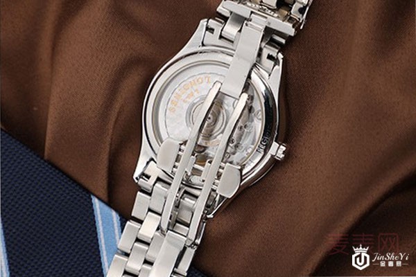 上图为浪琴军旗36mm灰盘钢带手表表扣