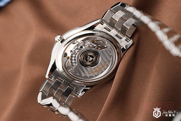 上图为浪琴军旗36mm灰盘钢带手表机芯