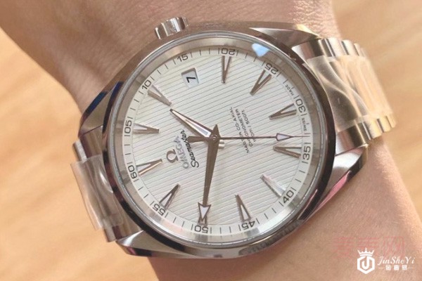 二手欧米茄海马系列自动机械精钢男士腕表佩戴图
