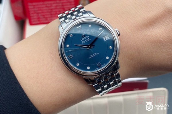 二手欧米茄海马系列蓝盘自动机械腕表佩戴图