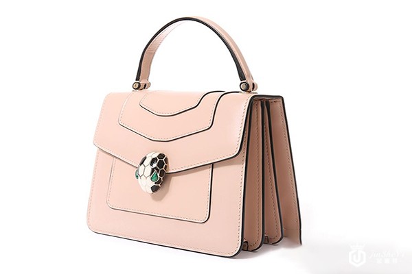 宋茜也喜欢宝格丽蛇头包吗，宝格丽包包回收报价