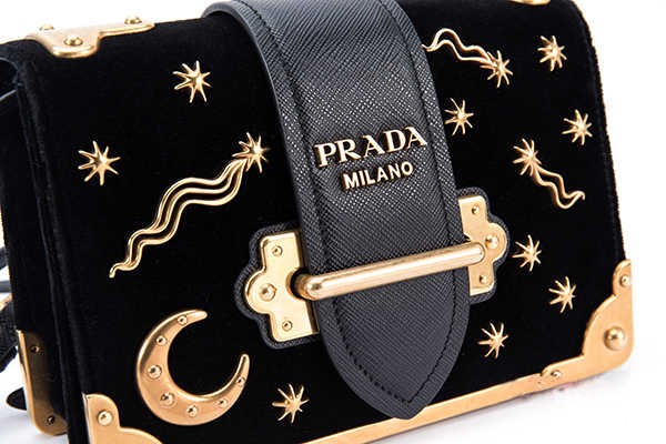 普拉达Cahier星月包回收价格高吗？这款包包值得入手吗