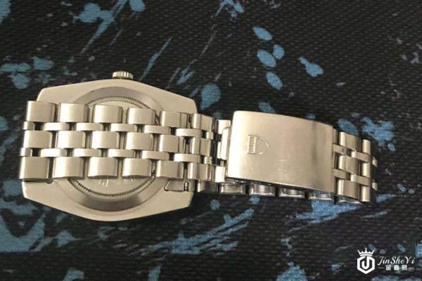 帝舵经典双历手表底部展示图