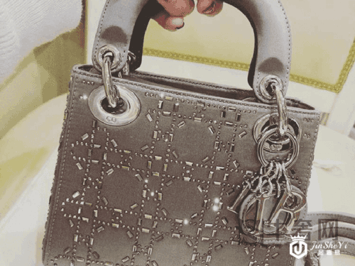 哪里有迪奥包包的回收,回收价钱是多少?