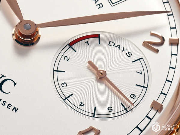 万国表IWC Portugieser Annual Calendar九点钟位置的恒动小秒针.jpg