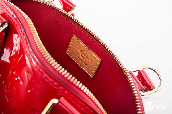 普拉达包包回收哪里有 普拉达包包回收哪里有