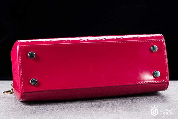 北京哪里回收lv红色单肩包？这里价格很合理