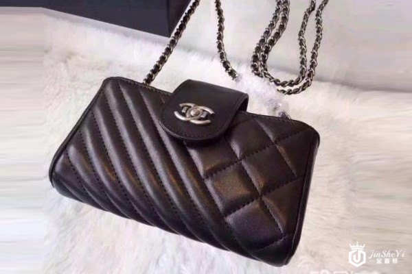 重叠菱格纹V字缝线特色的香奈儿手机包,空间很大 重叠菱格纹V字缝线特色的香奈儿手机包,空间很大