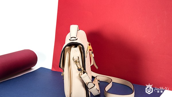 深圳lv二手米色邮差包包回收价格是多少钱？