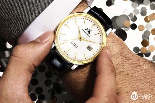 上海手表箐睿系列812单-Z-5金盘男士腕表佩戴图